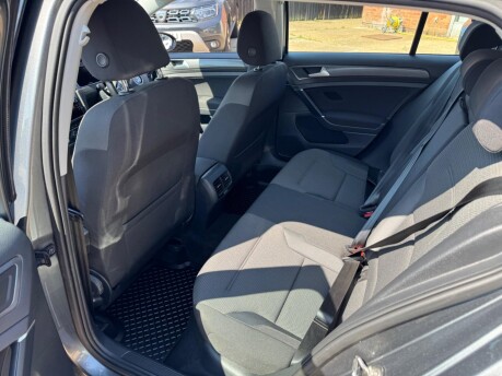 Volkswagen Golf 35.8kWh e-Golf Auto 5dr 16
