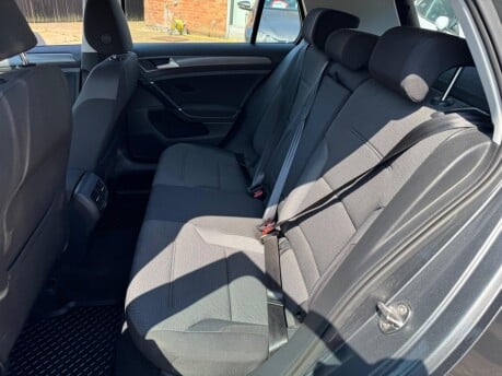 Volkswagen Golf 35.8kWh e-Golf Auto 5dr 17