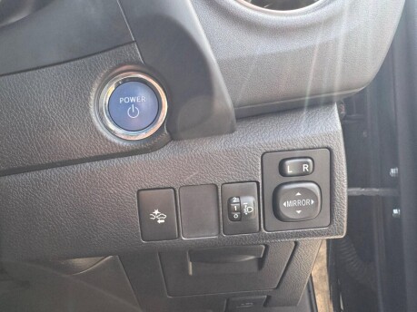 Toyota Auris 1.8 VVT-h Design CVT Euro 6 (s/s) 5dr (Safety Sense) 24