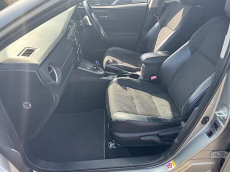 Toyota Auris EXCEL VVT-I 14