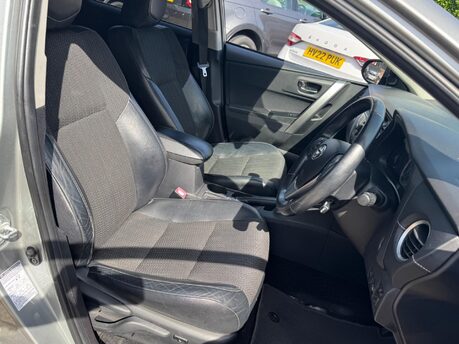Toyota Auris EXCEL VVT-I 21