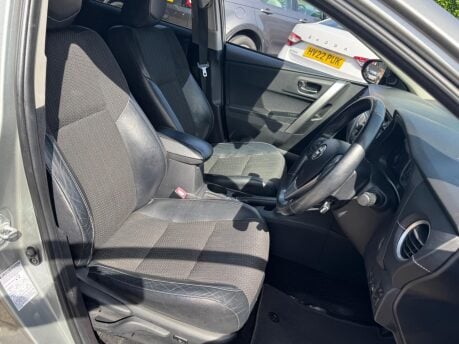 Toyota Auris EXCEL VVT-I 21
