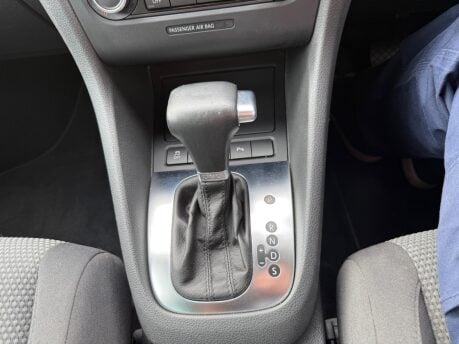 Volkswagen Golf 2.0 TDI SE DSG Euro 5 5dr 21
