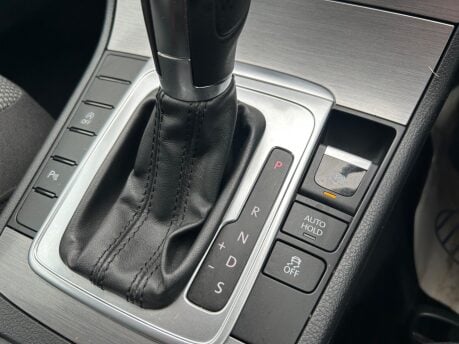 Volkswagen Passat 2.0 TDI BlueMotion Tech Highline DSG Euro 5 (s/s) 5dr 21