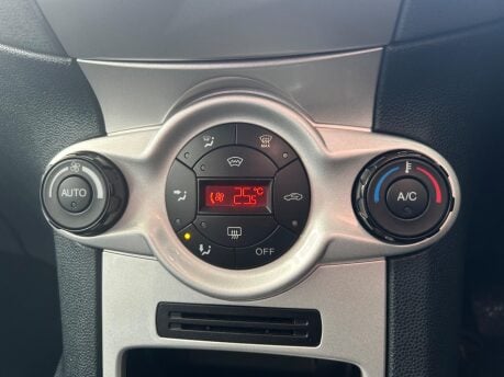 Ford Fiesta TITANIUM 23