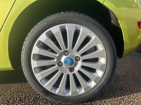 Ford Fiesta TITANIUM 12