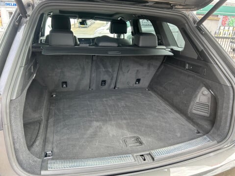 Volkswagen Touareg 3.0 TDI V6 R-Line Tech Tiptronic 4Motion Euro 6 (s/s) 5dr 43