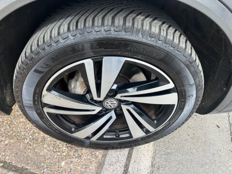 Volkswagen Touareg 3.0 TDI V6 R-Line Tech Tiptronic 4Motion Euro 6 (s/s) 5dr 46