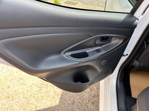 Toyota Yaris 1.5 VVT-h Design E-CVT Euro 6 (s/s) 5dr 19