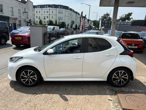 Toyota Yaris 1.5 VVT-h Design E-CVT Euro 6 (s/s) 5dr 37