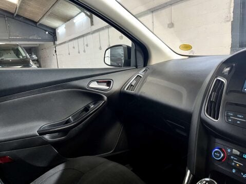 Ford Focus 1.0 Focus Titanium 5dr 27