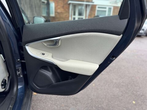 Volvo V40 1.6 V40 Cross Country SE D2 5dr 81