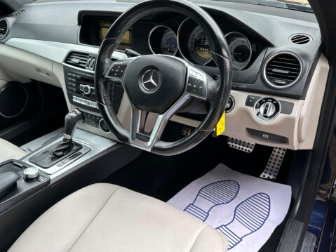 Renault Megane 1.6 16V Dynamique TomTom Hatchback 3dr Petrol Manual (163 g/km, 110 bhp) 22