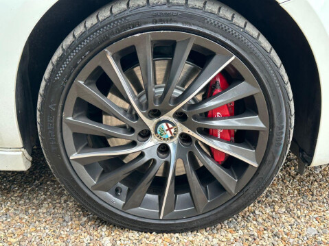Alfa Romeo Giulietta 2.0 JTDM-2 QV Line Hatchback 5dr Diesel Manual Euro 5 (s/s) (150 bhp) Full 15