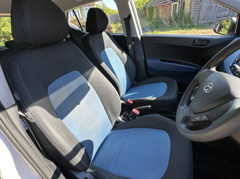 Hyundai i10 1.0 SE Hatchback 5dr Petrol Manual Euro 5 (66 ps) Full Main dealer service 28