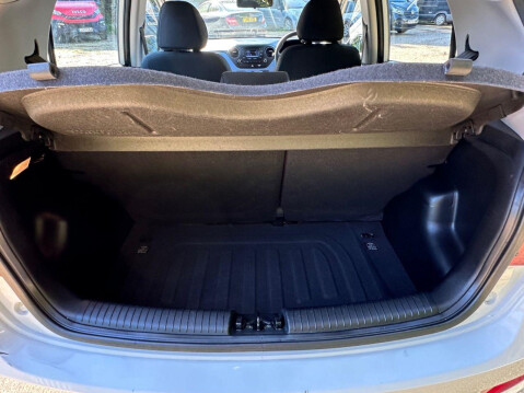 Hyundai i10 1.0 SE Hatchback 5dr Petrol Manual Euro 5 (66 ps) Full Main dealer service 36