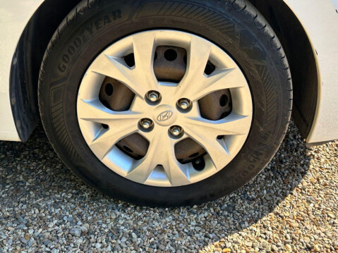 Hyundai i10 1.0 SE Hatchback 5dr Petrol Manual Euro 5 (66 ps) Full Main dealer service 15