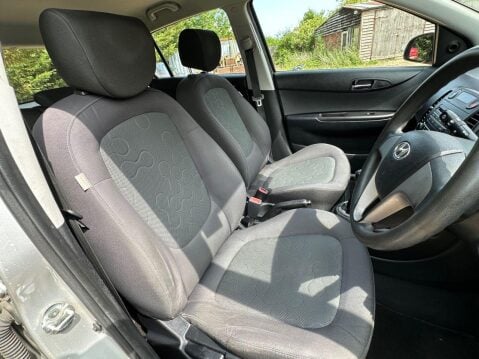 Hyundai i20 1.2 Classic Hatchback 5dr Petrol Manual Euro 4 (77 bhp) Ideal first car 27