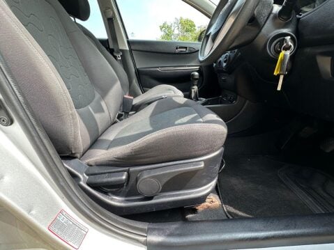 Hyundai i20 1.2 Classic Hatchback 5dr Petrol Manual Euro 4 (77 bhp) Ideal first car 28