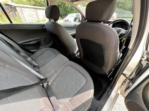 Hyundai i20 1.2 Classic Hatchback 5dr Petrol Manual Euro 4 (77 bhp) Ideal first car 33