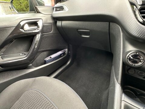 Peugeot 208 1.2 PureTech Signature Hatchback 5dr Petrol Manual Euro 6 (s/s) (82 ps) 30