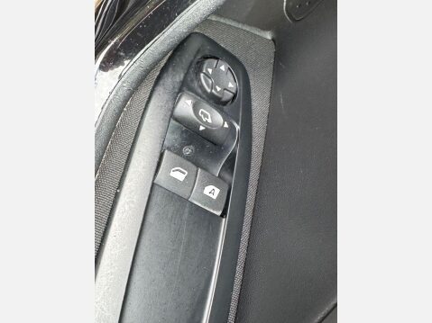 Peugeot 208 1.2 PureTech Signature Hatchback 5dr Petrol Manual Euro 6 (s/s) (82 ps) 20