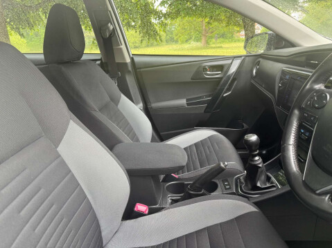 Toyota Auris 1.2 Auris Business Edition VVT-i 5dr 26