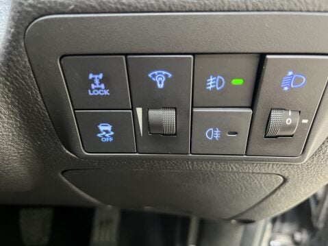 Hyundai SANTA FE PREMIUM 4X4 CRDI 6 SPEED MANUAL. 17