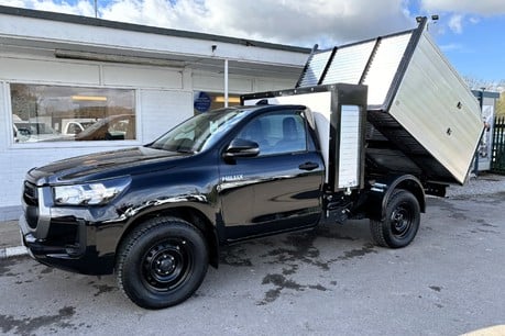 Toyota Hilux Active 4WD D-4D 150 ps S/C Arborous Tipper with Toolbox 1