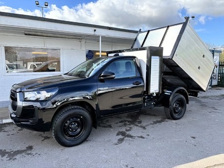 Toyota Hilux Active 4WD D-4D 150 ps S/C Arborous Tipper with Toolbox