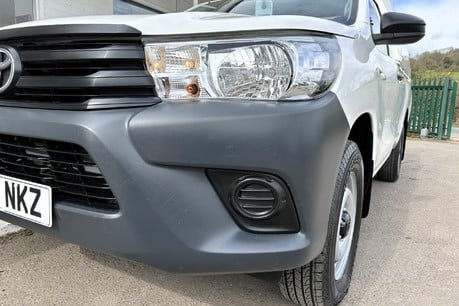 Toyota Hilux Active 4WD D-4D S/C Pickup with Truckman Canopy 20