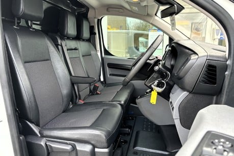 Vauxhall Vivaro L1H1 3100 180 ps Elite Panel Van - Automatic 32