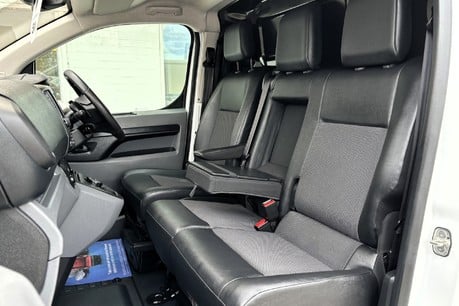 Vauxhall Vivaro L1H1 3100 180 ps Elite Panel Van - Automatic 31