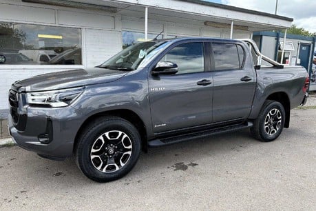 Toyota Hilux Invincible D-4D 4WD Double Cab Auto with Roller Shutter 1