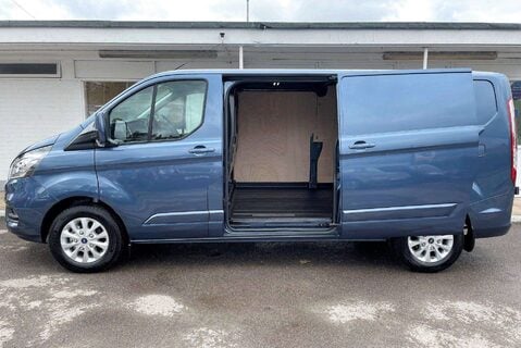 Ford Transit Custom 300 L2 170 ps Limited Panel Van - Power Invertor 8