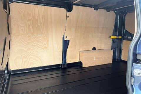 Ford Transit Custom 300 L2 170 ps Limited Panel Van - Power Invertor 9