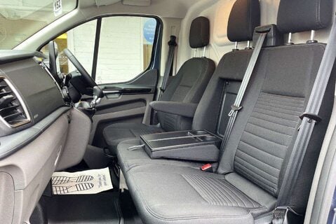 Ford Transit Custom 300 L2 170 ps Limited Panel Van - Power Invertor 3