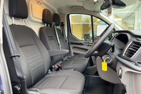 Ford Transit Custom 300 L2 170 ps Limited Panel Van - Power Invertor 4