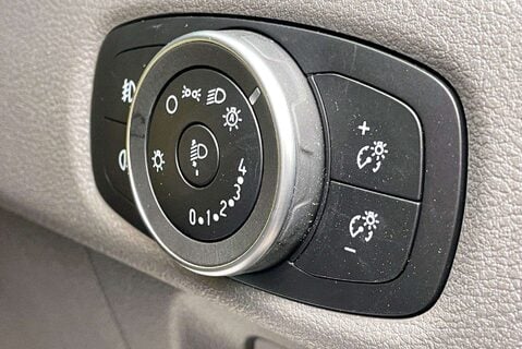 Ford Transit Custom 300 L2 170 ps Limited Panel Van - Power Invertor 34