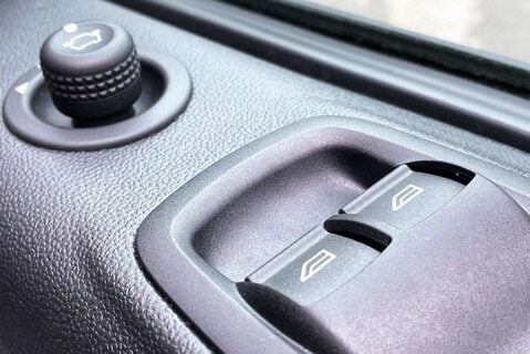 Ford Transit Custom 300 L2 170 ps Limited Panel Van - Power Invertor 37