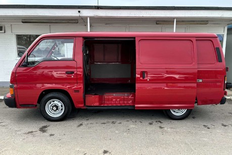 Nissan Urvan 2.0 E24 UrVan 8