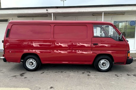 Nissan Urvan 2.0 E24 UrVan 10