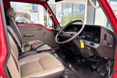 Nissan Urvan 2.0 E24 UrVan 16