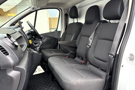 Nissan NV300 120 ps dCi Acenta L1H1 Panel Van 26