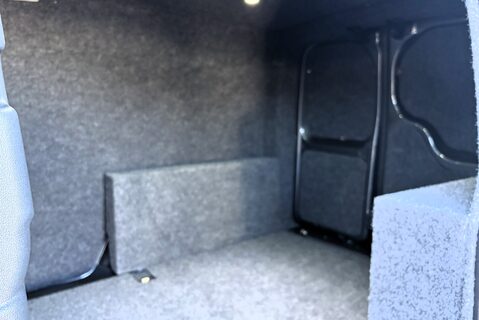 Volkswagen Caddy C20 122 ps Tdi Commerce Pro DSG Panel Van 9