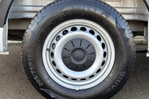 Volkswagen Crafter CR35 177 ps Tdi L2 H2 Trendline DSG Panel Van 31