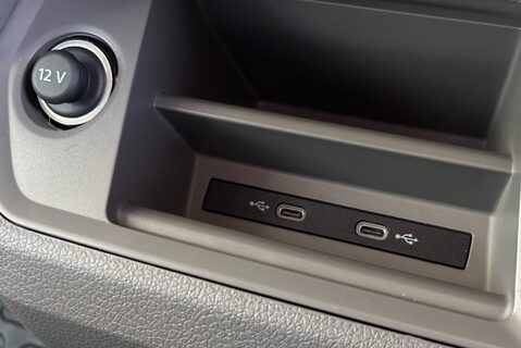 Volkswagen Crafter CR35 177 ps Tdi L2 H2 Trendline DSG Panel Van 29