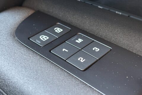 Land Rover Discovery D300 HSE Mhev Panel Van - Full LR Service History 32