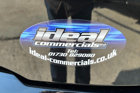 Land Rover Discovery D300 Commercial Dynamic HSE 13