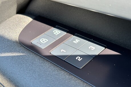 Land Rover Discovery D300 Commercial Dynamic HSE 48